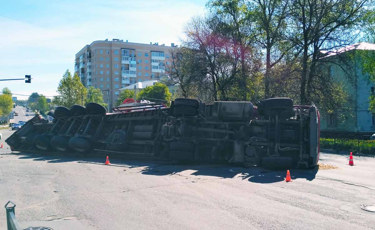 Дтп на улице Витебское шоссе в Смоленске. Перевернулась фура в Смоленске.