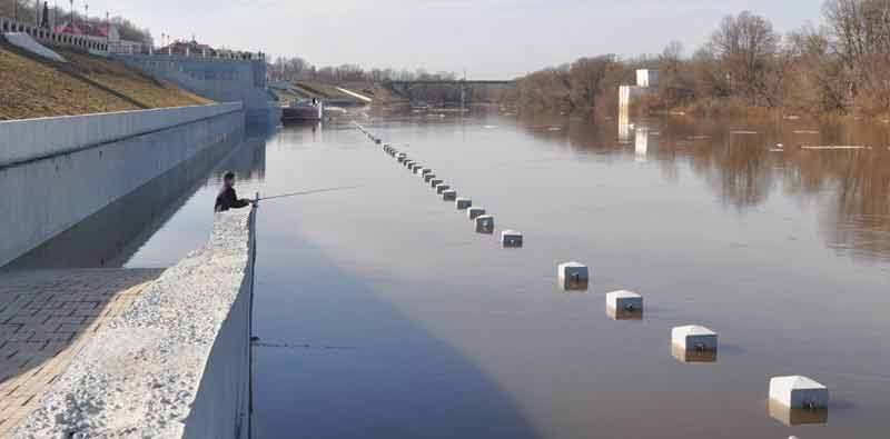 Набережная в Смоленске ушла под воду. Смоленскую набережную затопил разлившийся Днепр