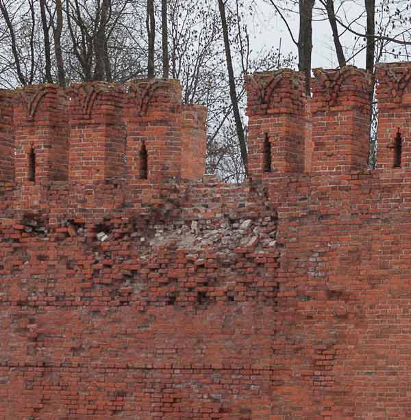 Развалился зубец у крепостной стены